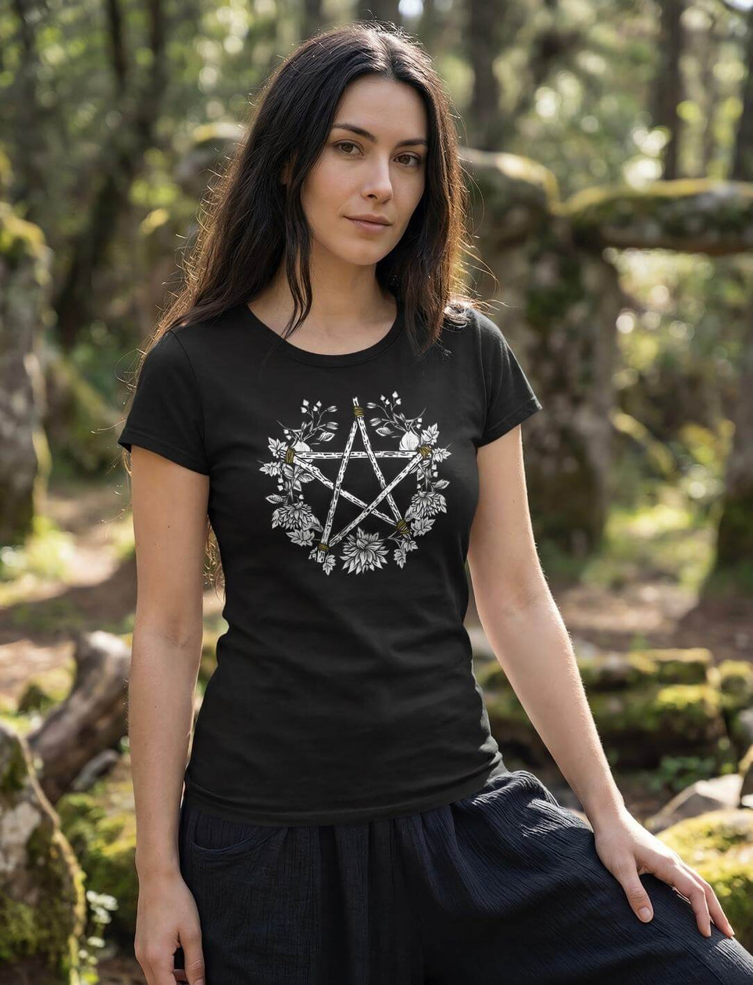 Frau trägt schwarzes Pentakel Shirt Damen im Wald – Kreis der Elemente Wicca Motiv