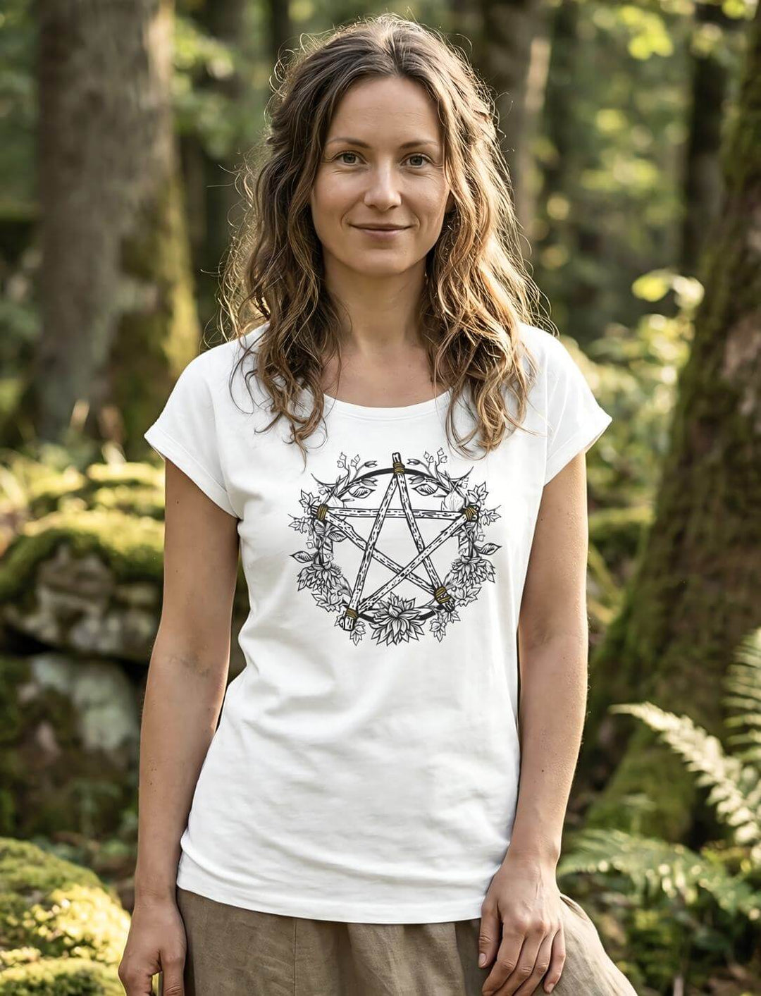 Frau trägt weißes Pentakel Shirt im Wald – Wicca Motiv Kreis der Elemente Runental