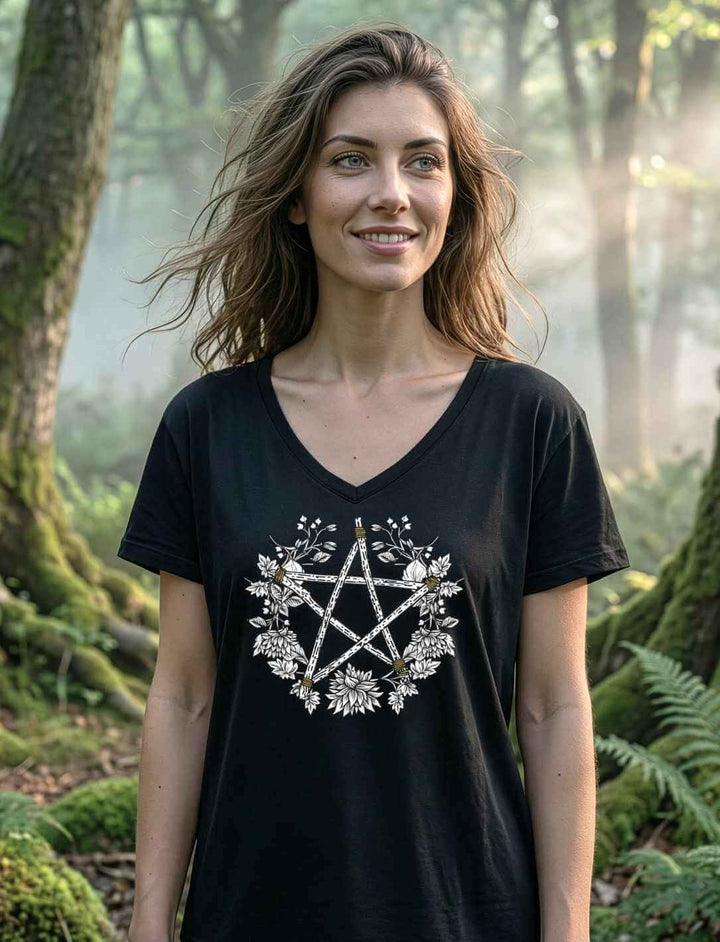 Damen V-Neck Shirt schwarz mit Pentakel der Elemente Motiv, getragen im Wald