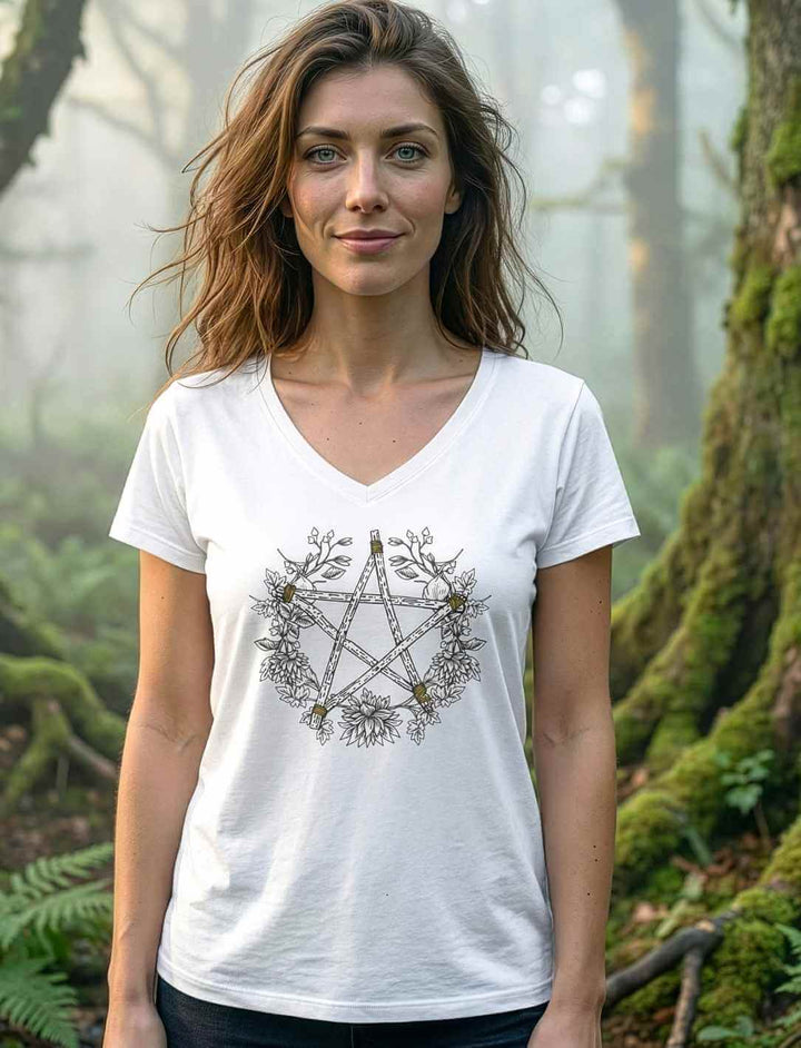 Damen V-Neck Shirt weiß mit Pentakel der Balance Motiv, getragen in Naturumgebung