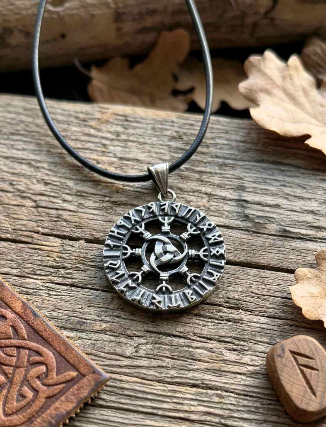 Edelstahl Anhänger Kreis der Verbundenheit mit Runenkreis und Triquetra auf Lederband.