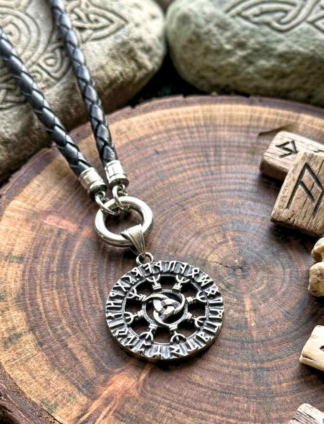 Keltisch-nordischer Runenkreis Anhänger mit Triquetra doppelseitig gearbeitet, an gedrehter Lederkatte mit Edelstahl Öffnungsclip.