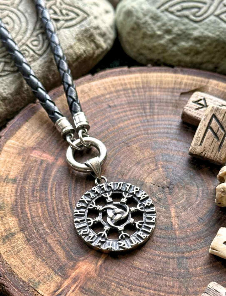 Keltisch-nordischer Runenkreis Anhänger mit Triquetra doppelseitig gearbeitet, an gedrehter Lederkatte mit Edelstahl Öffnungsclip.