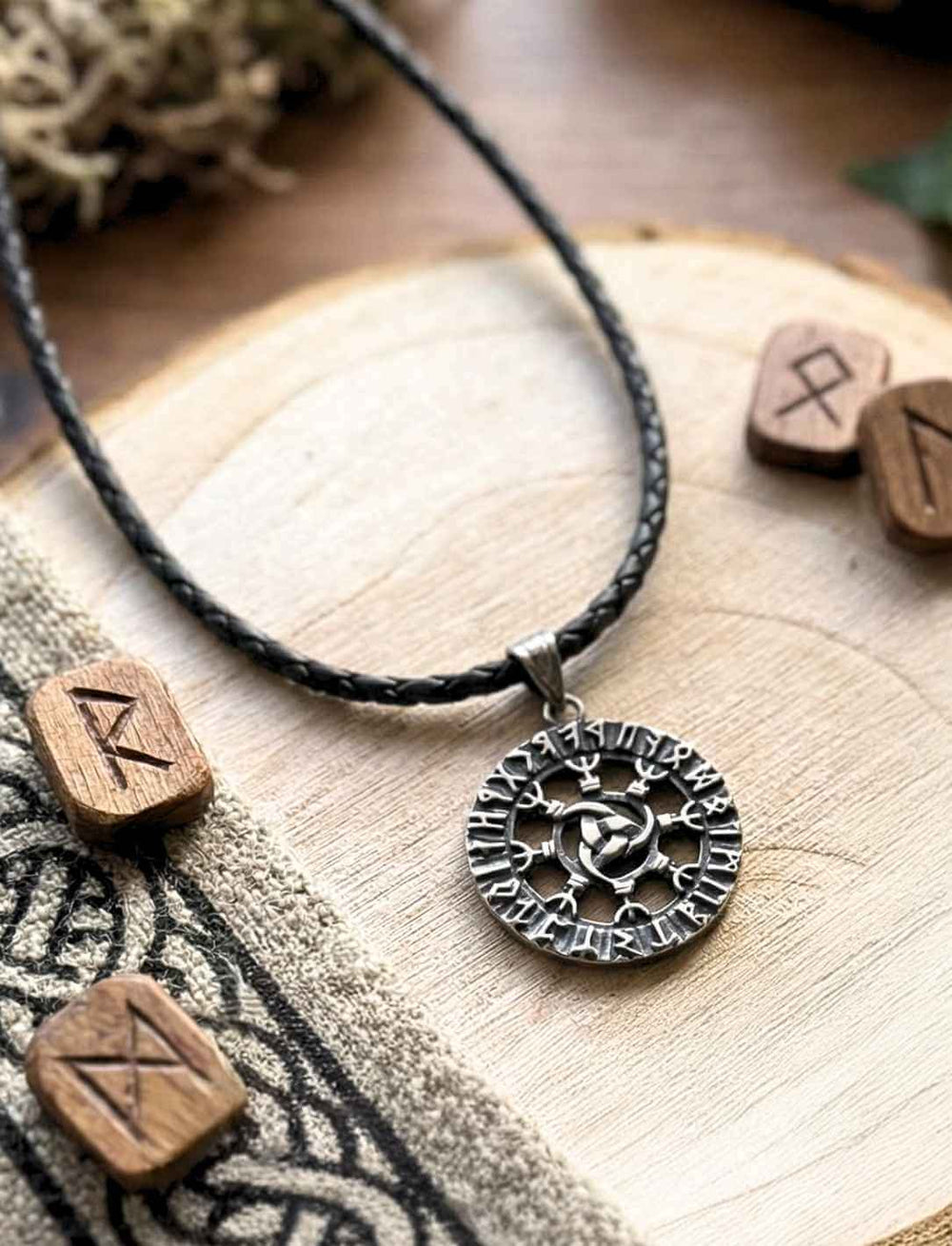 Runenkreis Anhänger mit Triquetra aus Edelstahl an schwarzer, geflochtener Lederkette.