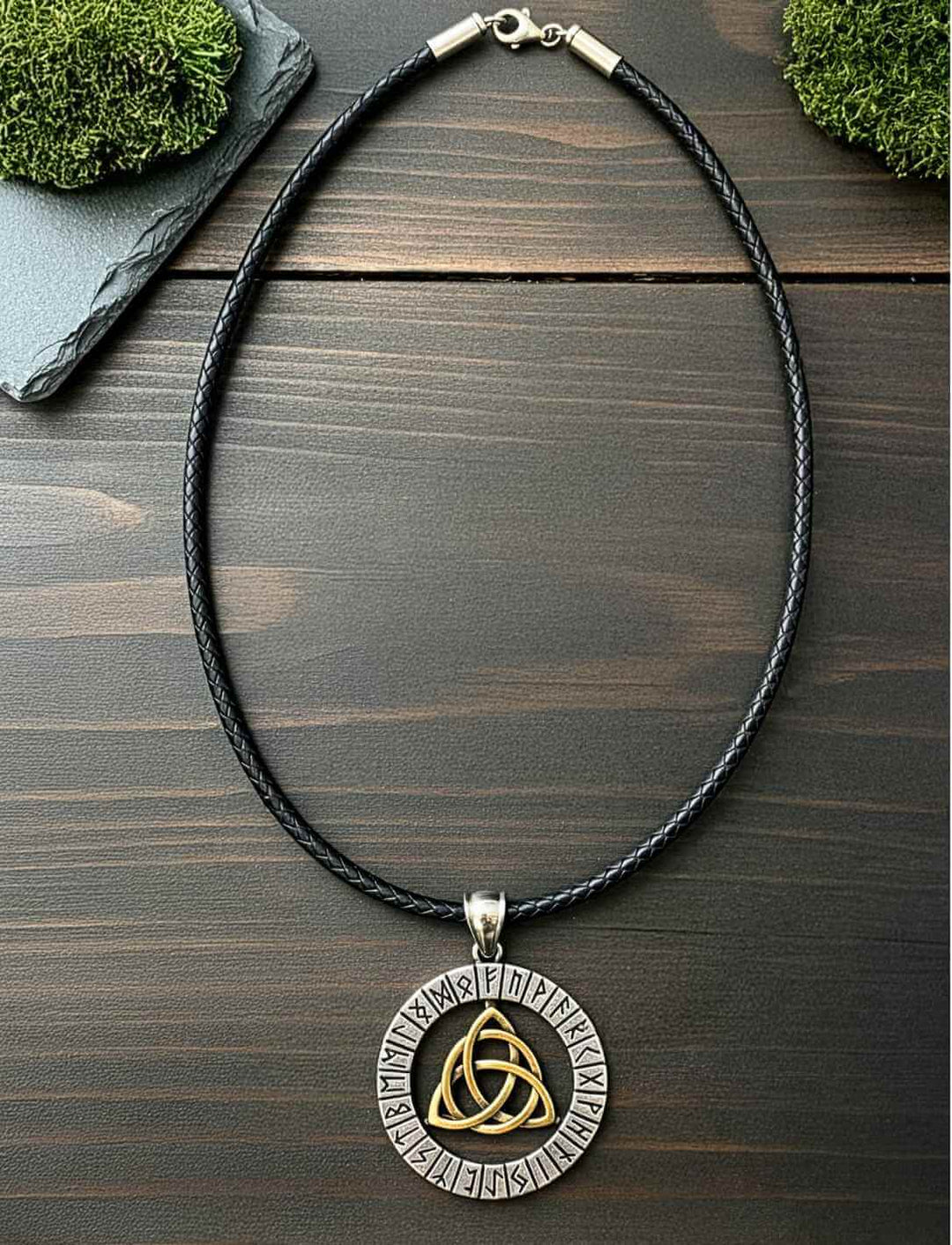 Keltisches Triquetra-Amulett mit Runen, wahlweise an silberner Kette oder schwarzem Lederband – Symbol für Einheit und Ewigkeit
