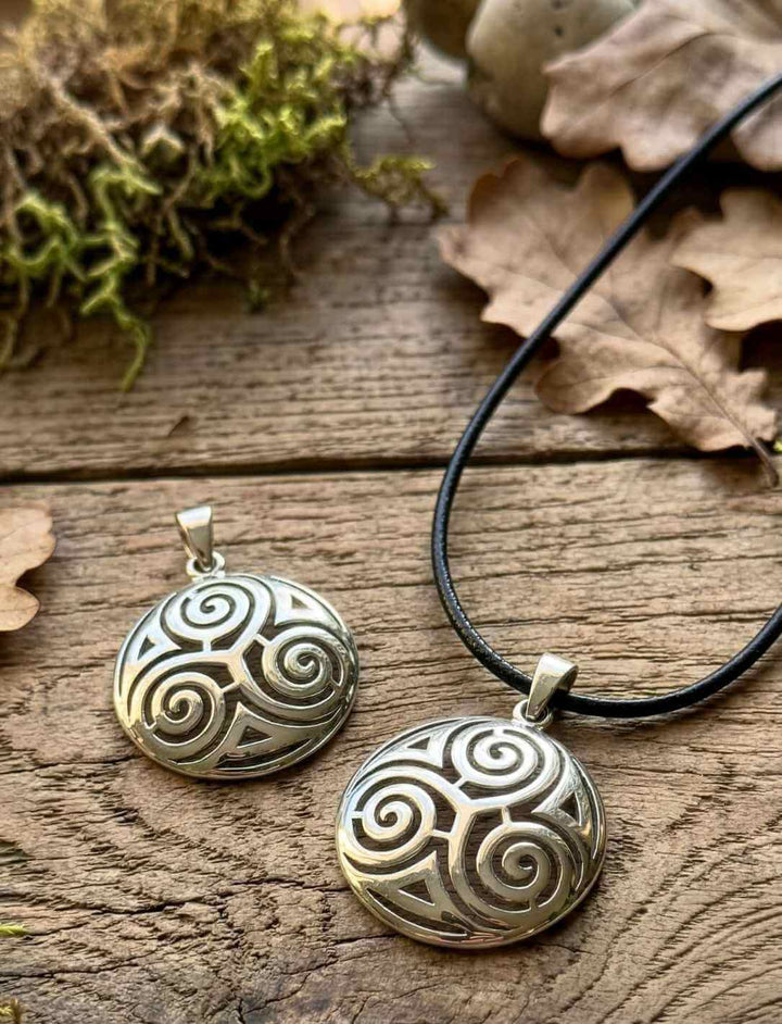Keltischer Triskele Silberanhänger rund mit und ohne schwarzer Lederkette