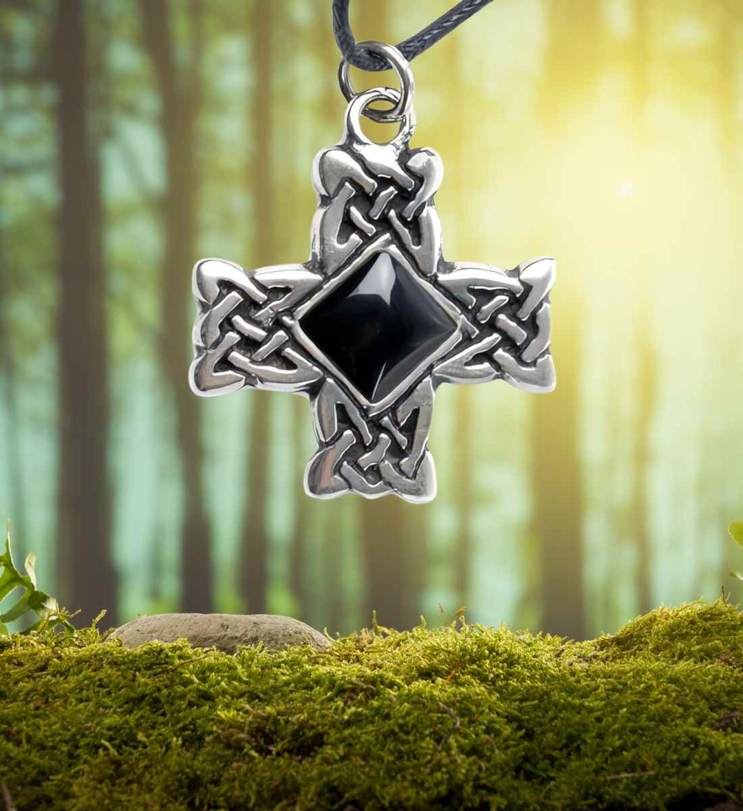 Silbernes Kreuz der Druiden, präsentiert auf einem naturbelassenen Moosbett im Wald, hervorhebend seine mystische Verbindung zur Natur. Runental.de