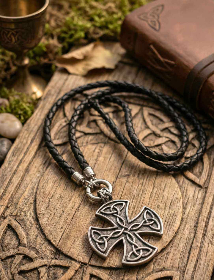 Keltisches Knotenkreuz Anhänger mit gedrehter Lederkette und Öffnungsclip
