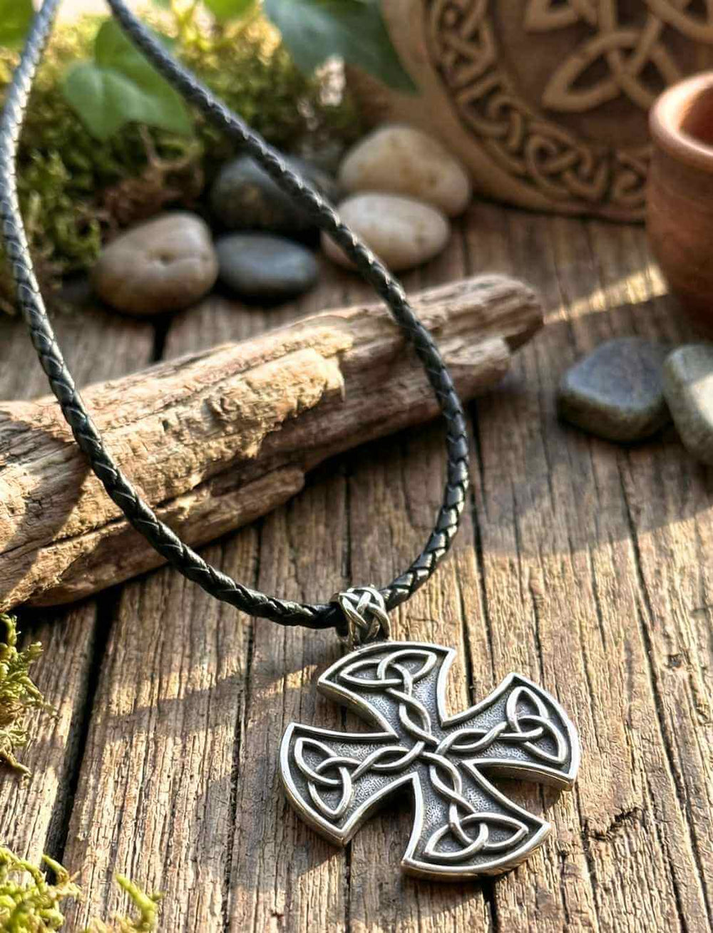 Keltisches Knotenkreuz Anhänger mit geflochtener Lederkette