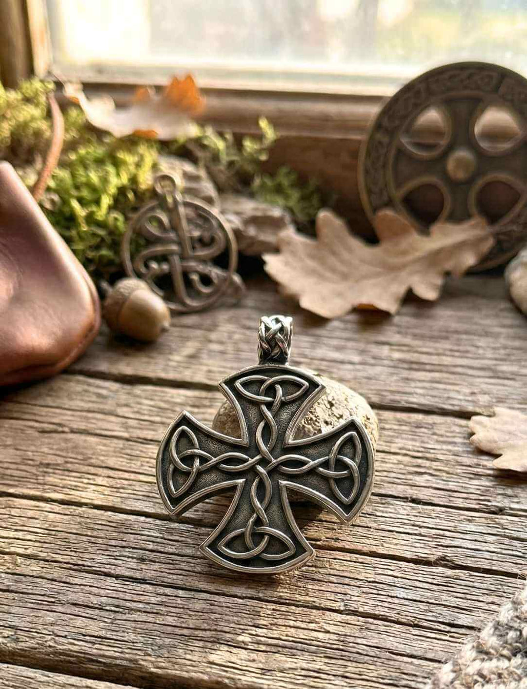 Keltisches Knotenkreuz Anhänger aus Edelstahl ohne Kette auf Holz