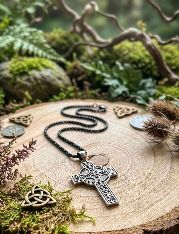 Kreuz von Uisneach keltisches Kreuz Anhänger mit schwarzer Edelstahlkette mit Titanfinsih.