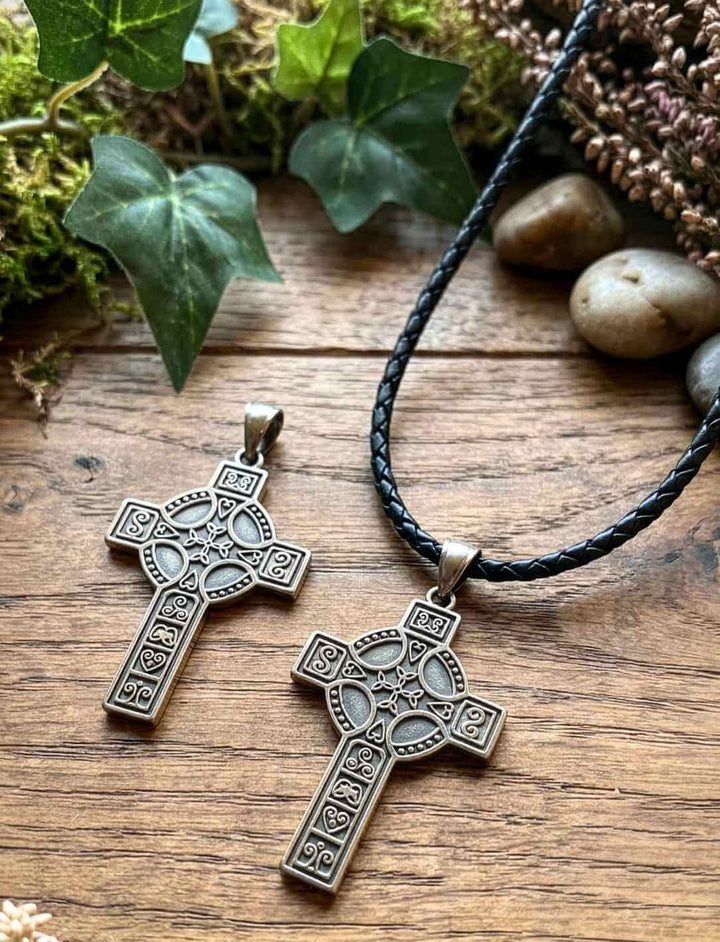reuz von Uisneach keltisches Kreuz Anhänger aus Edelstahl ohne Kette und mit geflochtener schwarzer Lederkette