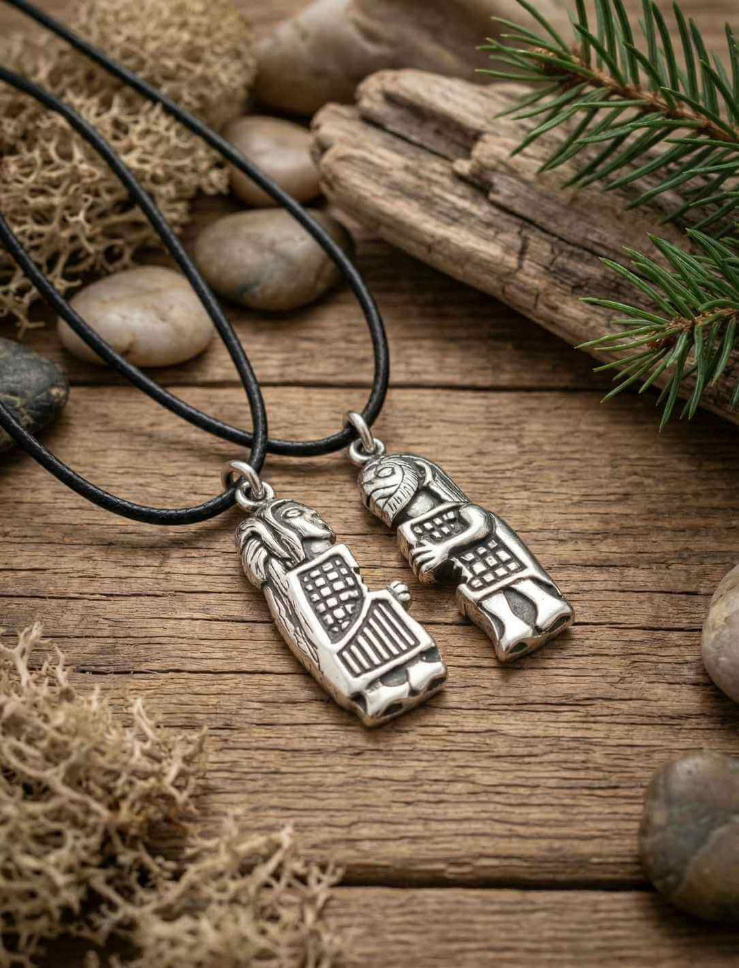 Wikinger Liebesanhänger geteilt – zwei Hälften aus versilberter Bronze zeigen ein küssendes Paar, inspiriert von Guldgubbe-Funden der Wikingerzeit.