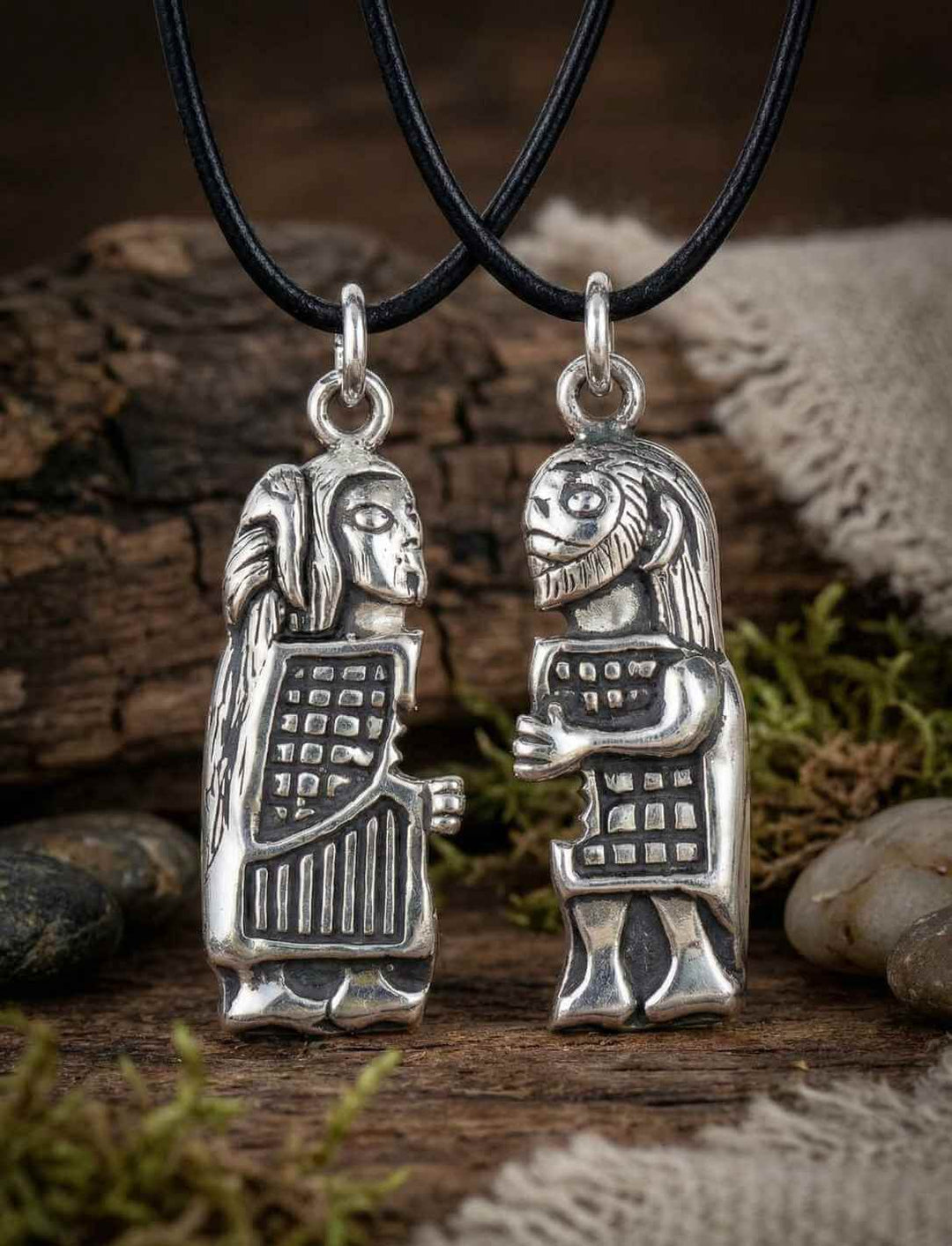 Teilbarer Wikinger-Anhänger „Kuss des Wikingers“ aus versilberter Bronze – zwei Figuren als Partneranhänger an Lederketten, nordisches Motiv für Verbundenheit und Zusammenhalt