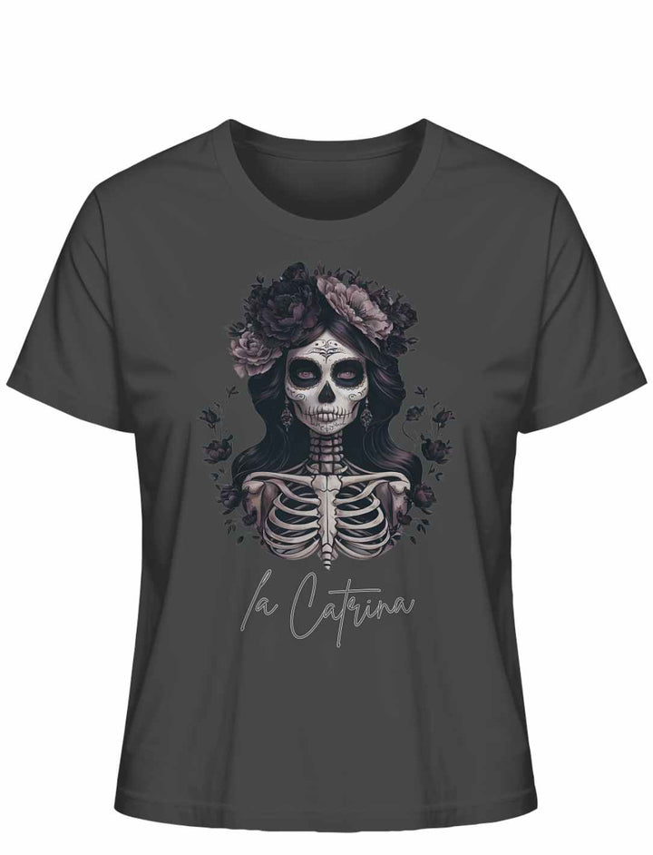 Catrina Deluxe Damen T-Shirt in Anthrazit auf weißem Hintergrund, Frontalansicht – Dezentes und kraftvolles Catrina-Motiv inspiriert von mexikanischer Tradition.