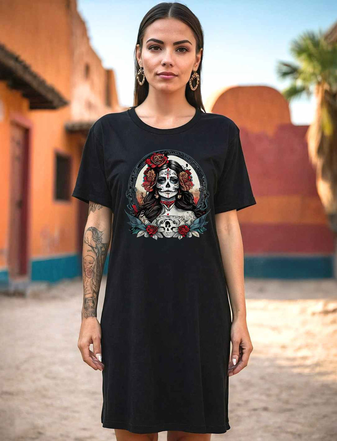 unge Frau trägt La Catrina Organic T-Shirt Kleid in Schwarz, posiert auf einer mexikanischen Straße während des Dia de los Muertos - Runental.de