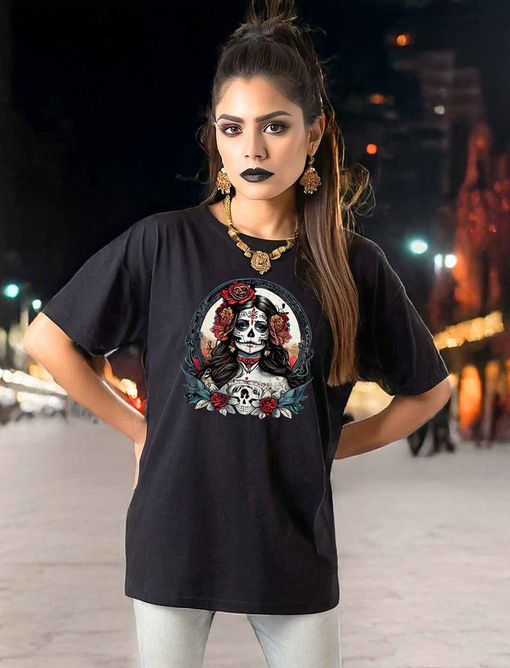 Model trägt das La Catrina heavy Oversized Shirt in Schwarz, inspiriert vom Día de los Muertos, in einer nächtlichen, urbanen Umgebung, kombiniert mit Jeans und Stiefeletten.