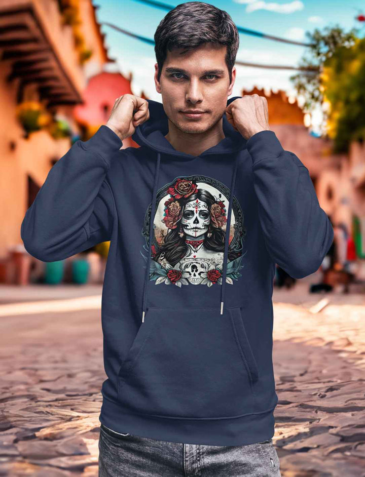 Junger Mann im French Navy La Catrina Organic Hoodie, stehend auf einer typischen mexikanischen Straße während des Dia de los Muertos – Runental.de