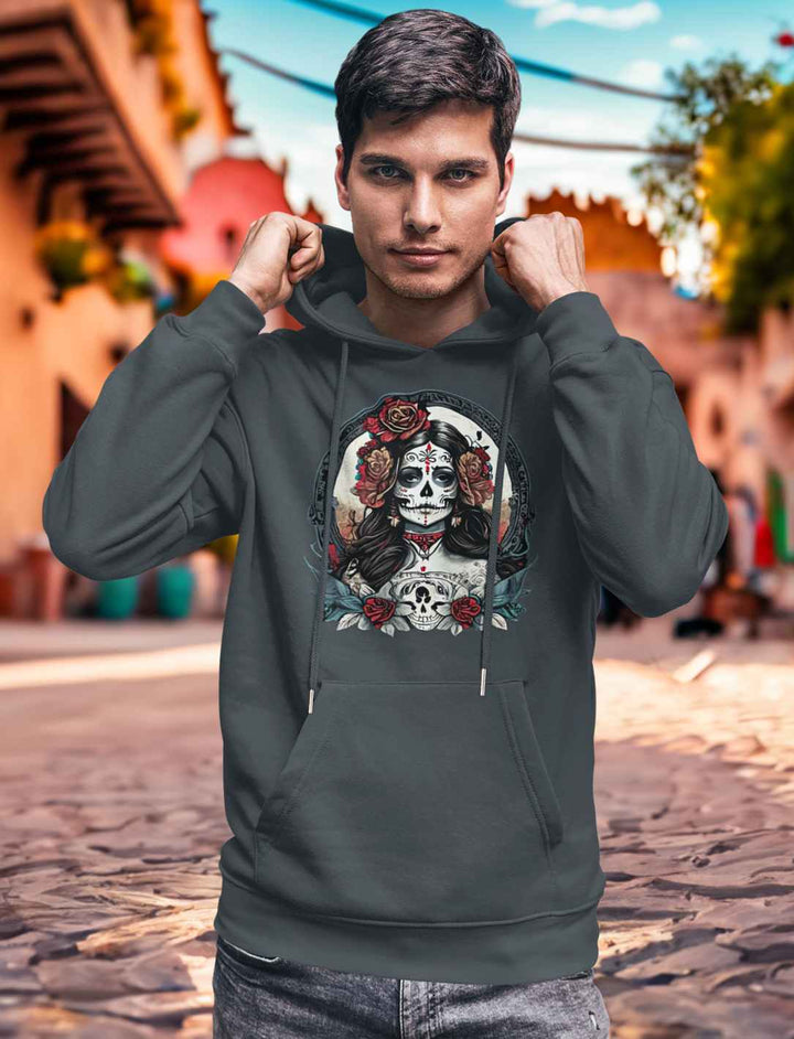 Junger Mann im India Ink Grey La Catrina Organic Hoodie, stehend auf einer charakteristischen mexikanischen Straße am Dia de los Muertos – Runental.de