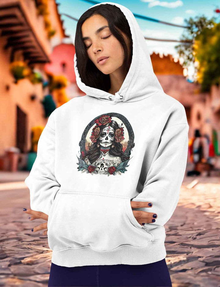 Junge Frau im weißen La Catrina Organic Hoodie, stehend auf einer charakteristischen mexikanischen Straße am Dia de los Muertos – Runental.de