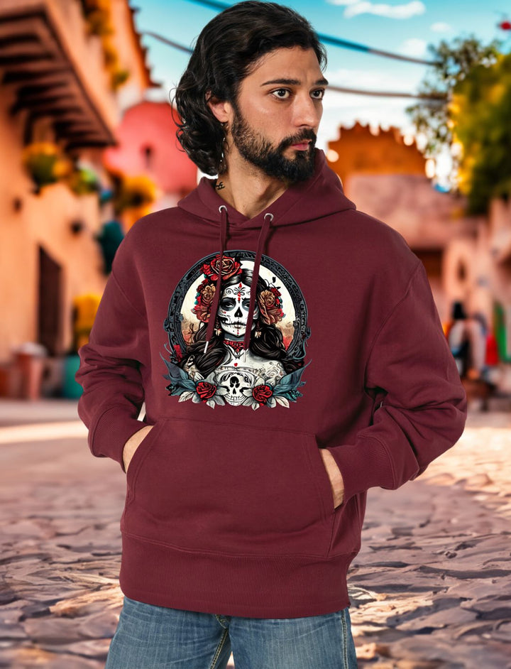 Junger Mann im Burgund Oversized La Catrina Hoodie, stehend auf einer charakteristischen mexikanischen Straße am Dia de los Muertos – Runental.de