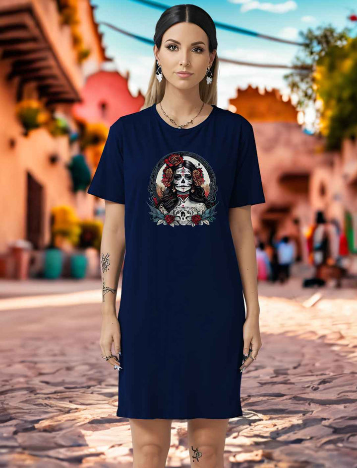 Junge Frau trägt La Catrina Organic T-Shirt Kleid in French Navy, steht auf einer traditionellen mexikanischen Straße am Dia de los Muertos - Runental.de