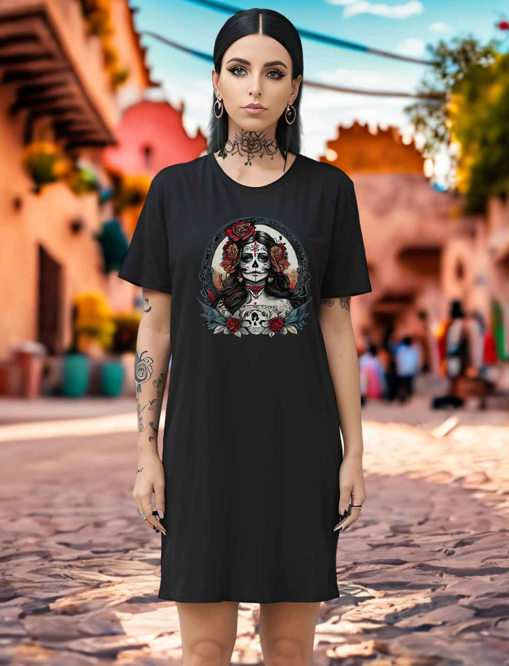 Junge Frau trägt La Catrina Organic T-Shirt Kleid in Schwarz, posiert auf einer mexikanischen Straße während des Dia de los Muertos - Runental.de
