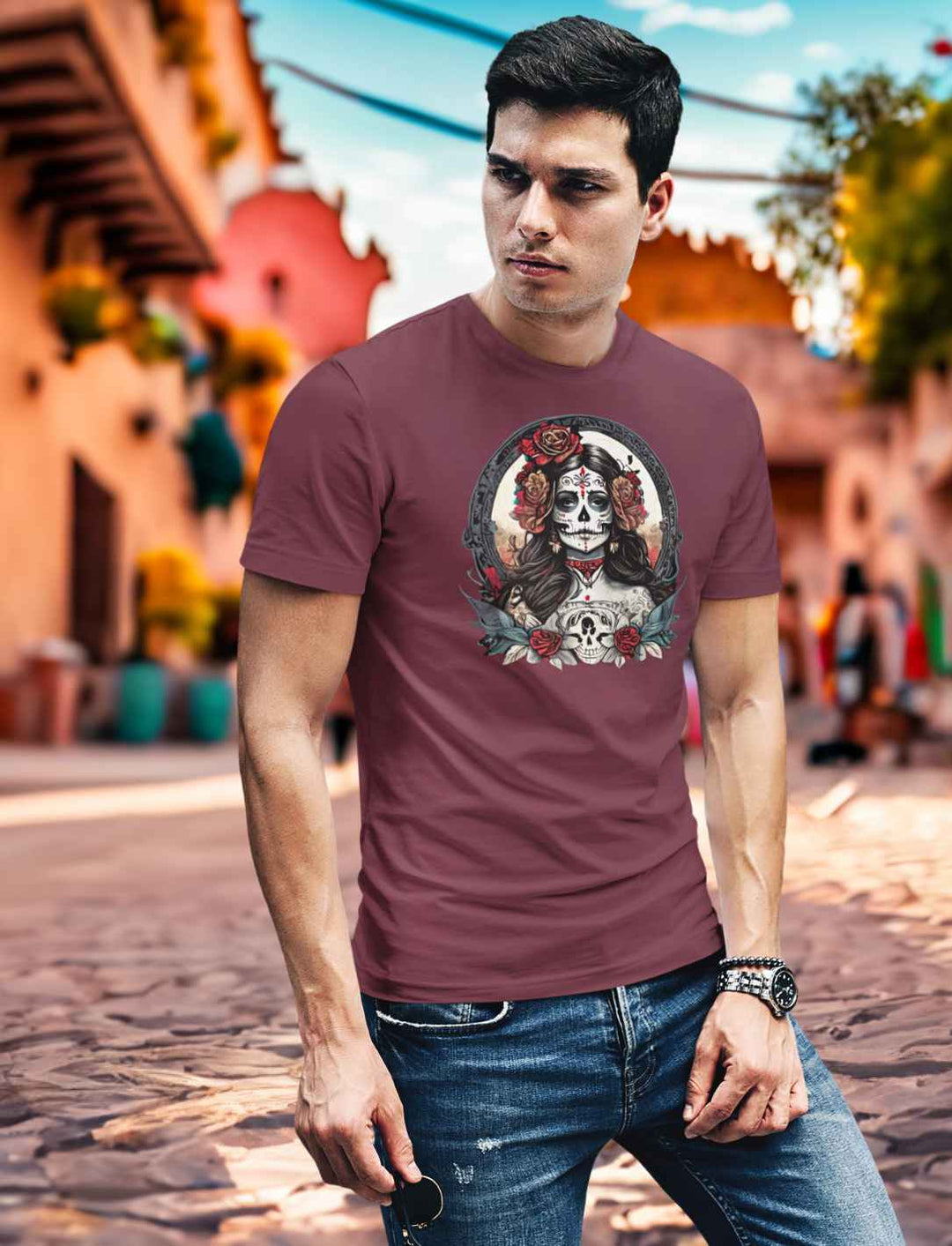 Junger Mann im Burgund Unisex La Catrina Shirt, stehend auf einer authentischen mexikanischen Straße am Dia de los Muertos – Runental.de.