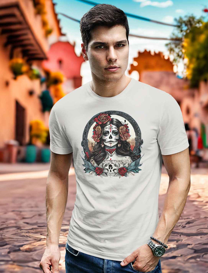 Junger Mann im Vintage White Unisex La Catrina Shirt, stehend auf einer malerischen mexikanischen Straße während des Dia de los Muertos – Runental.de.