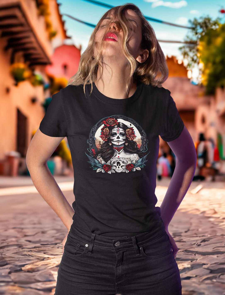 Junge Frau im La Catrina Damen Shirt in elegantem Schwarz, inmitten einer traditionell geschmückten, ruhigen mexikanischen Straße während des Día de los Muertos – Runental.de