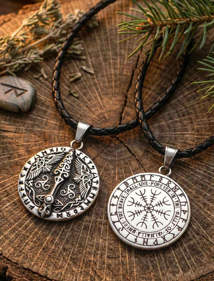 Nordischer Runenanhänger Lanze der Tapferen mit geflochtener Lederkette