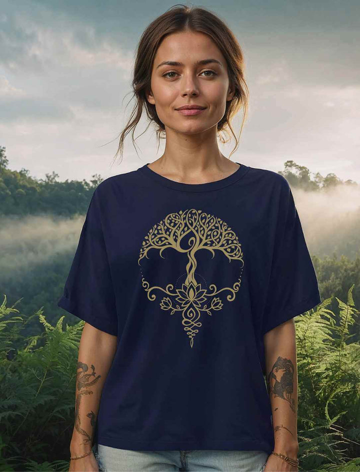Dunkelblaues Damen Relaxed Shirt mit goldfarbenem Lebensbaum-Motiv – Outdoor-Aufnahme mit Naturhintergrund