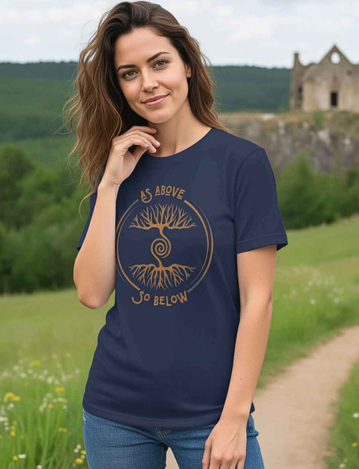 Frau trägt Unisex Organic T-Shirt „Lebenswurzel der Verbundenheit“ in French Navy mit kupferfarbenem „As Above, So Below“-Aufdruck