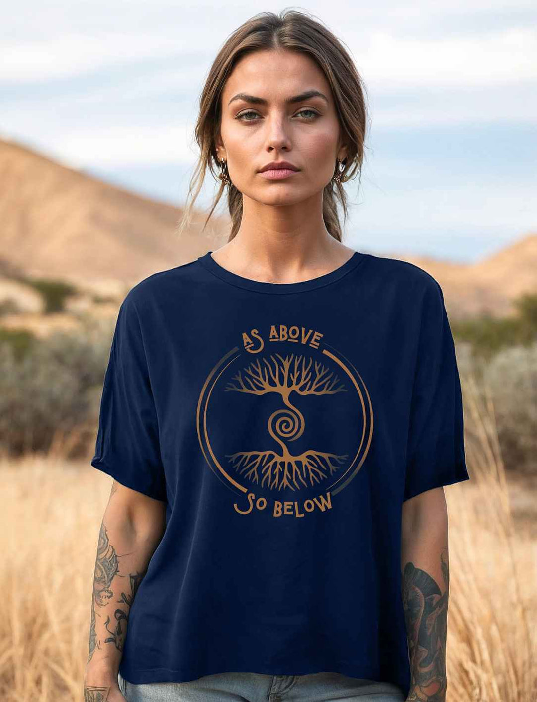 Frau trägt navyblaues Damen Relaxed Shirt „Lebenswurzel der Verbundenheit“ mit Spirale und Weltenbaum-Symbol