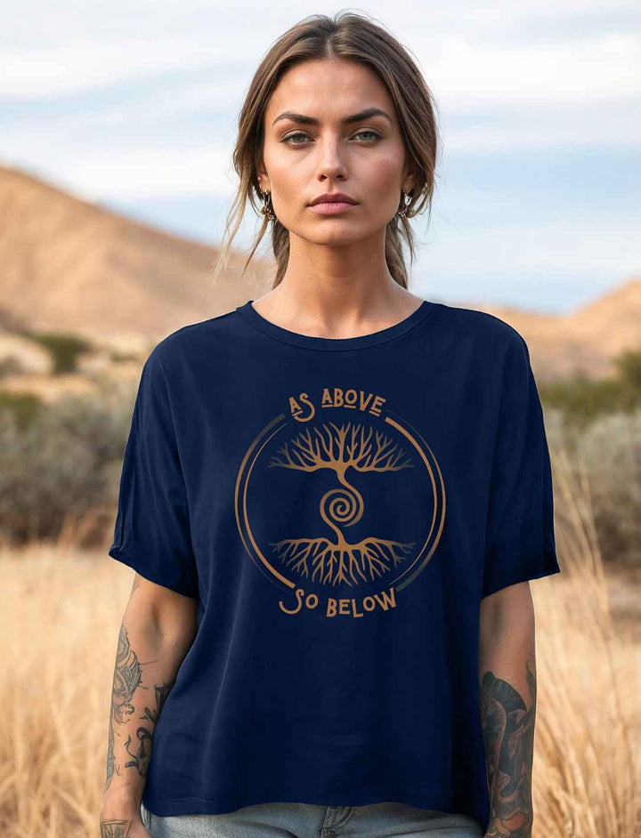  Frau trägt navyblaues Damen Relaxed Shirt „Lebenswurzel der Verbundenheit“ mit Spirale und Weltenbaum-Symbol