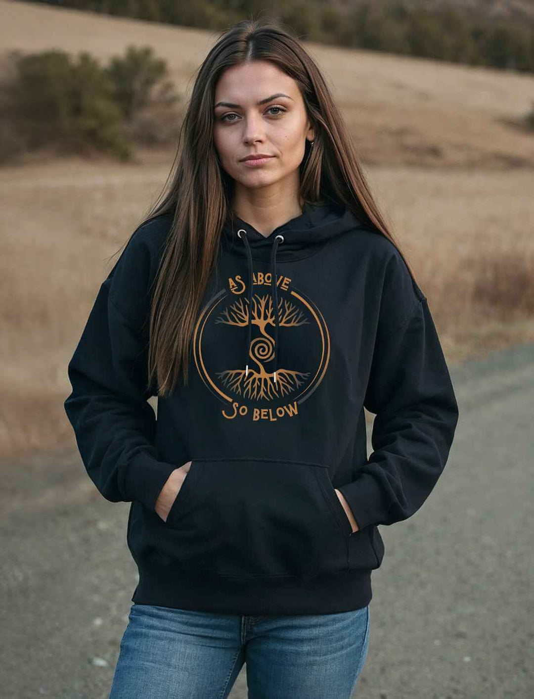 Schwarzer Hoodie mit goldfarbenem mystischen Baum-des-Lebens-Design und der Aufschrift ‚As Above So Below‘, getragen von einem Model im Freien.