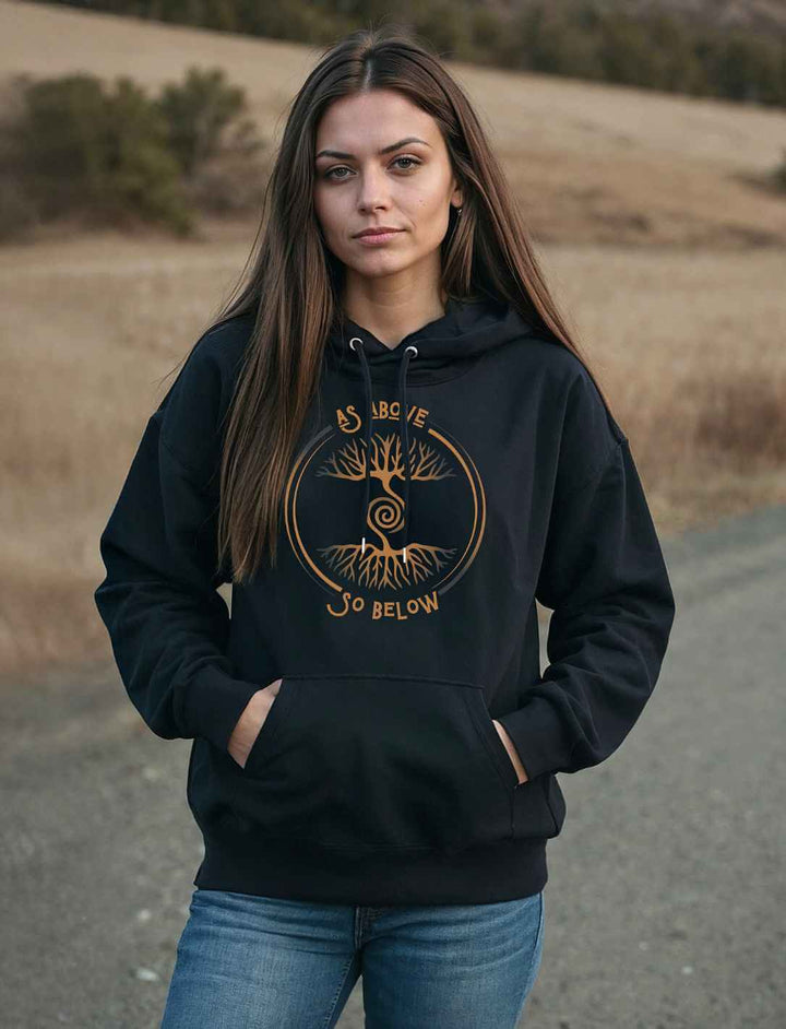 Schwarzer Hoodie mit goldfarbenem mystischen Baum-des-Lebens-Design und der Aufschrift ‚As Above So Below‘, getragen von einem Model im Freien.