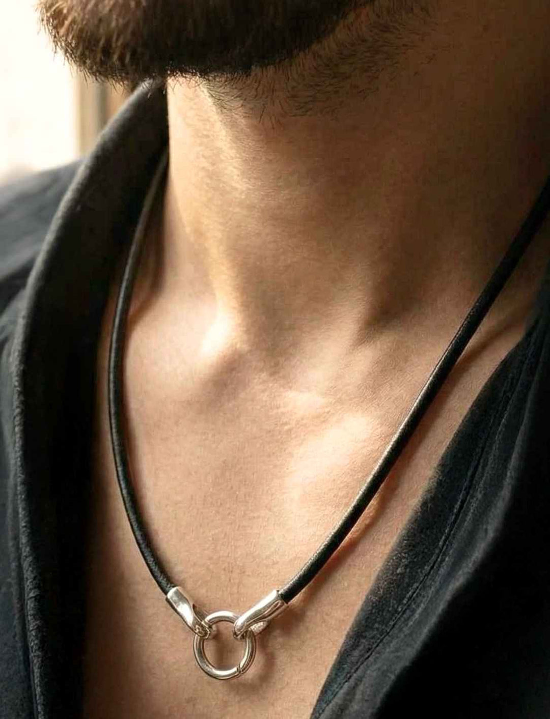 Model trägt Lederkette des alten Bundes in braun.