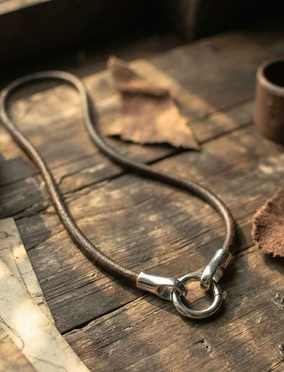 Braune Lederkette aus rundem Echtleder mit Edelstahlverschluss im Detail