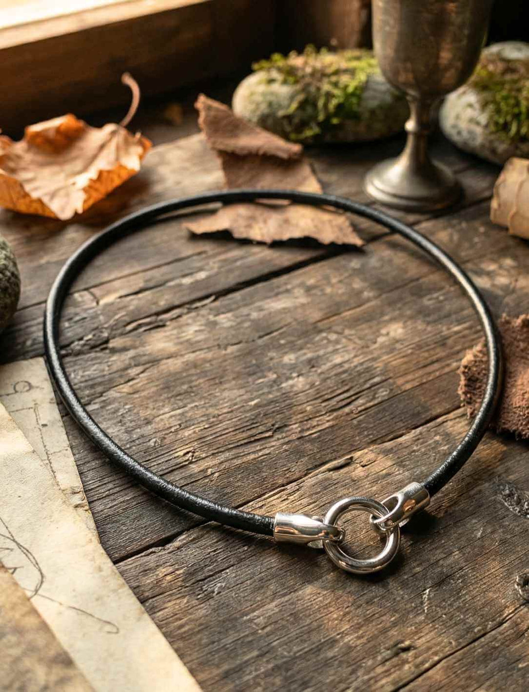 Runde schwarze Lederkette mit Edelstahlclip und klarer Formgebung