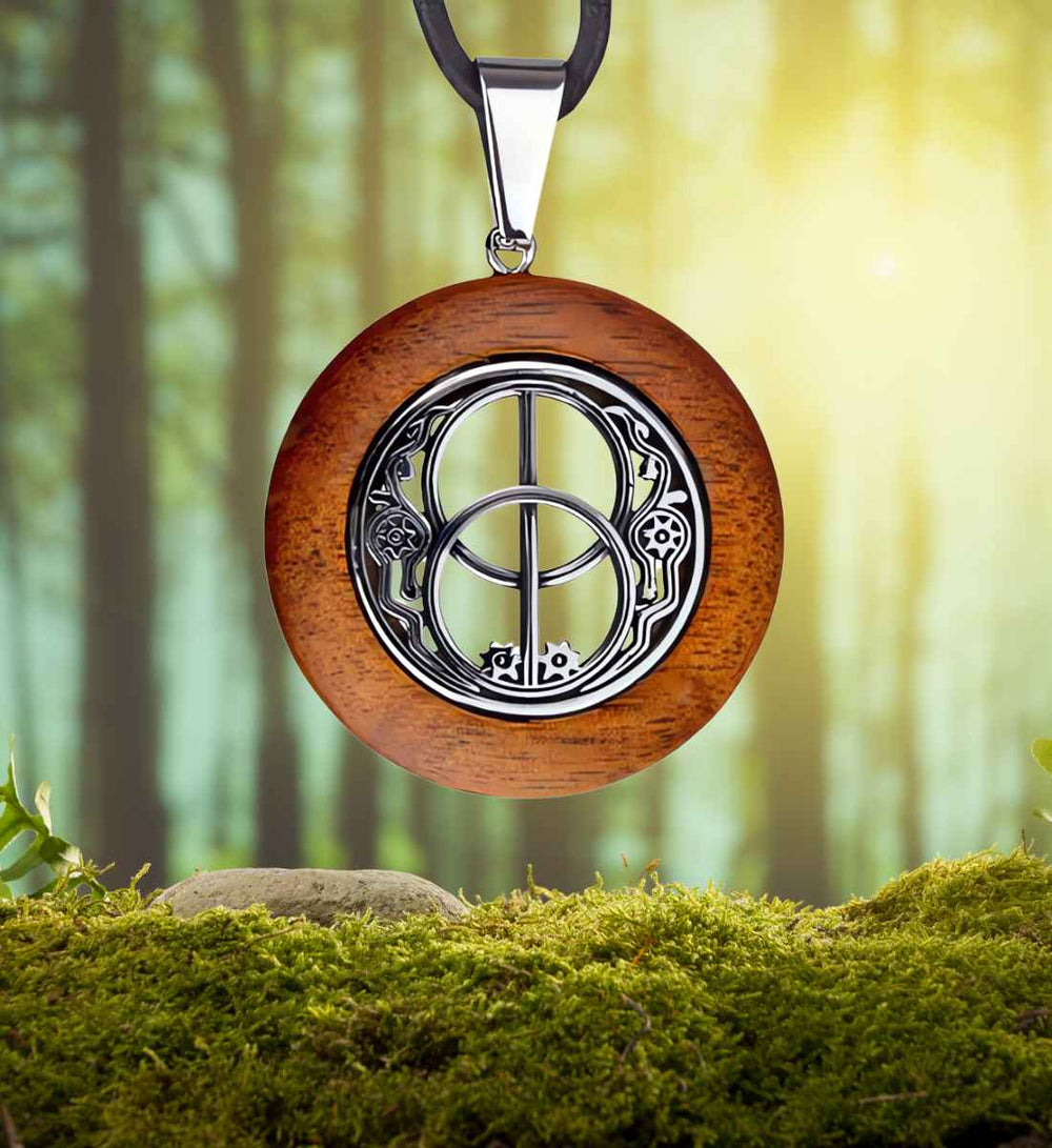 Legende von Glastonbury Halskette ruht auf Moos im Wald, verbindet Natur mit keltischer Mystik – Runental .de