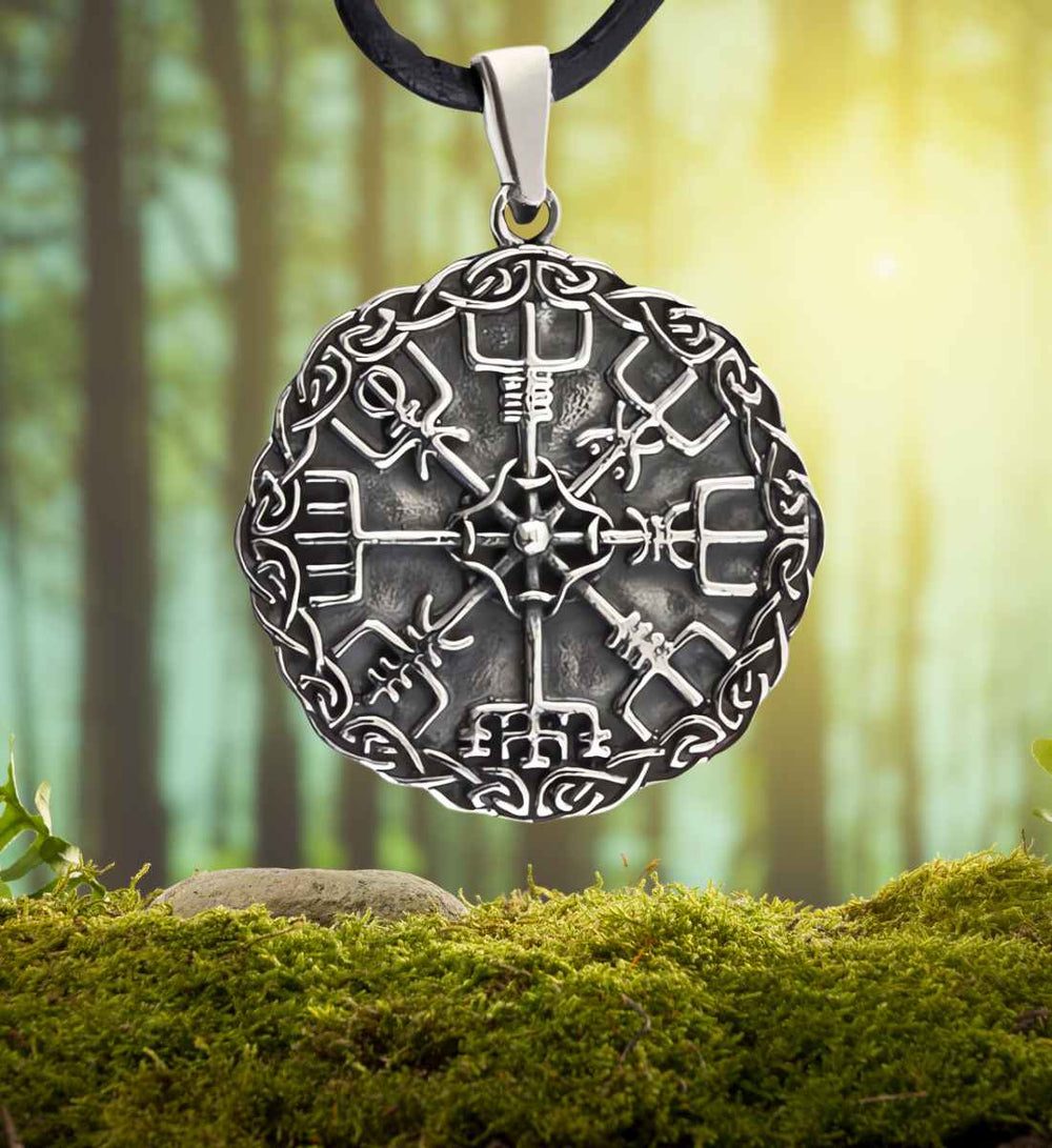 Leitstern des Nordens Anhänger aus 925 Sterling Silber, präsentiert auf natürlichem Moos als Waldhintergrund, symbolisiert die Verbindung zur nordischen Natur.