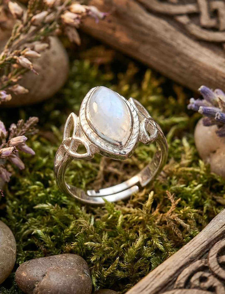 Keltischer Mondsteinring aus Sterling Silber mit Triquetra auf Moos und Holz