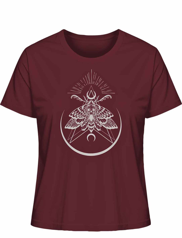 Burgunderrotes “Lichtbringer der Verwandlung” Damen T-Shirt auf weißem Hintergrund, Frontalansicht – Ausdrucksstarkes Design mit tiefgründiger Nachtfalter-Symbolik.