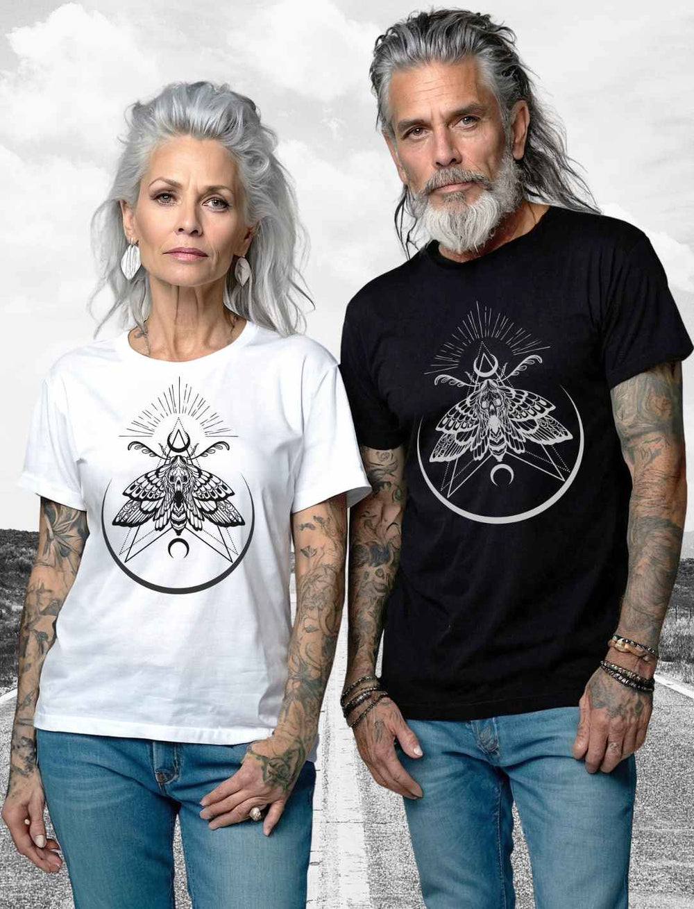Modisches älteres Paar trägt 'Lichtbringer der Verwandlung' T-Shirts, die Frau in einem weißen und der Mann in einem schwarzen Shirt mit auffälligem Nachtfalter-Design, vor einem Hintergrund, der den Kontrast zwischen einer klaren Himmelsansicht und einer unscharfen Straßenszene zeigt