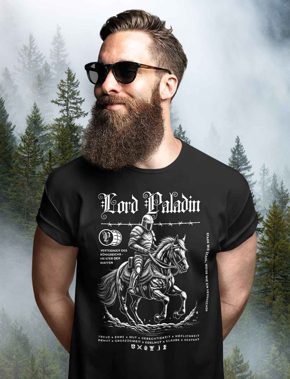 Junger Mann präsentiert das Lord Paladin Unisex T-Shirt in Schwarz – Stilvoll und kühn.