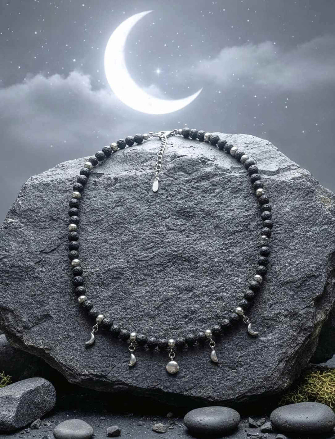 Lunatic Dreams Mondkette auf Fels unter einer leuchtenden Mondsichel, Lavasteine und silberne Mondphasen.