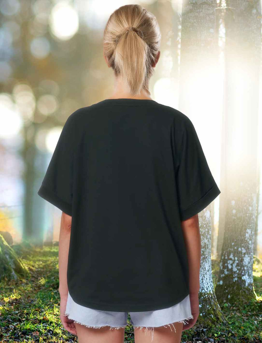 Rückansicht des Damen-Shirts „Magic Mushrooms“ in Schwarz – entspannt im Zauberwald