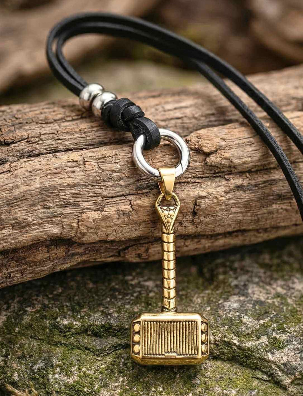Thorhammer Anhänger Mjölnir aus Edelstahl mit Lederband auf Holz im nordischen Stil