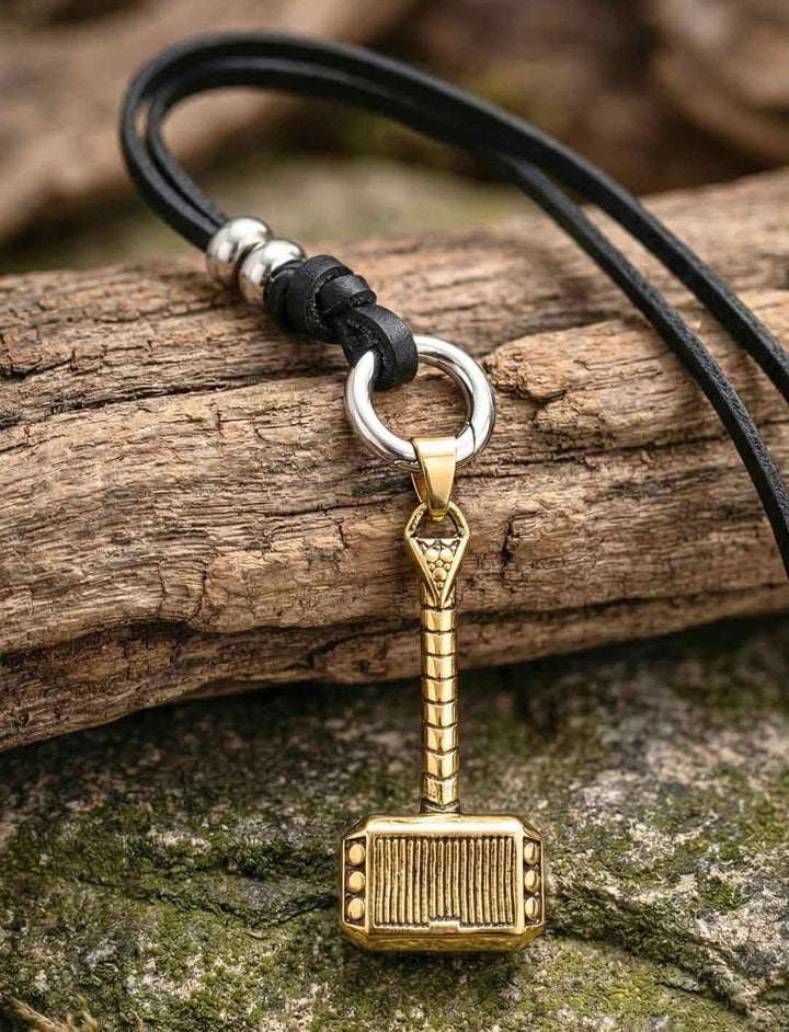 Thorhammer Anhänger Mjölnir aus Edelstahl mit Lederband auf Holz im nordischen Stil